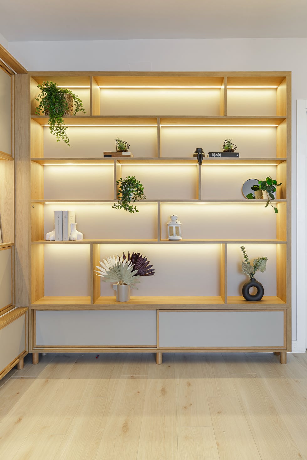 estantería de madera a medida con retroiluminación