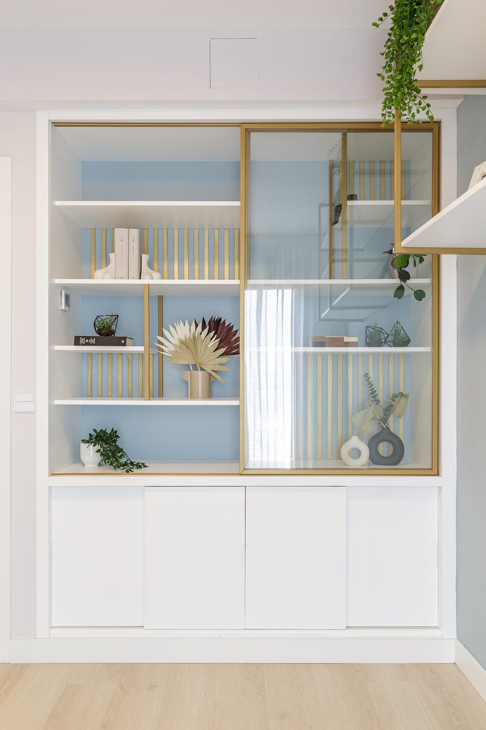 estantería blanca con fondo azul