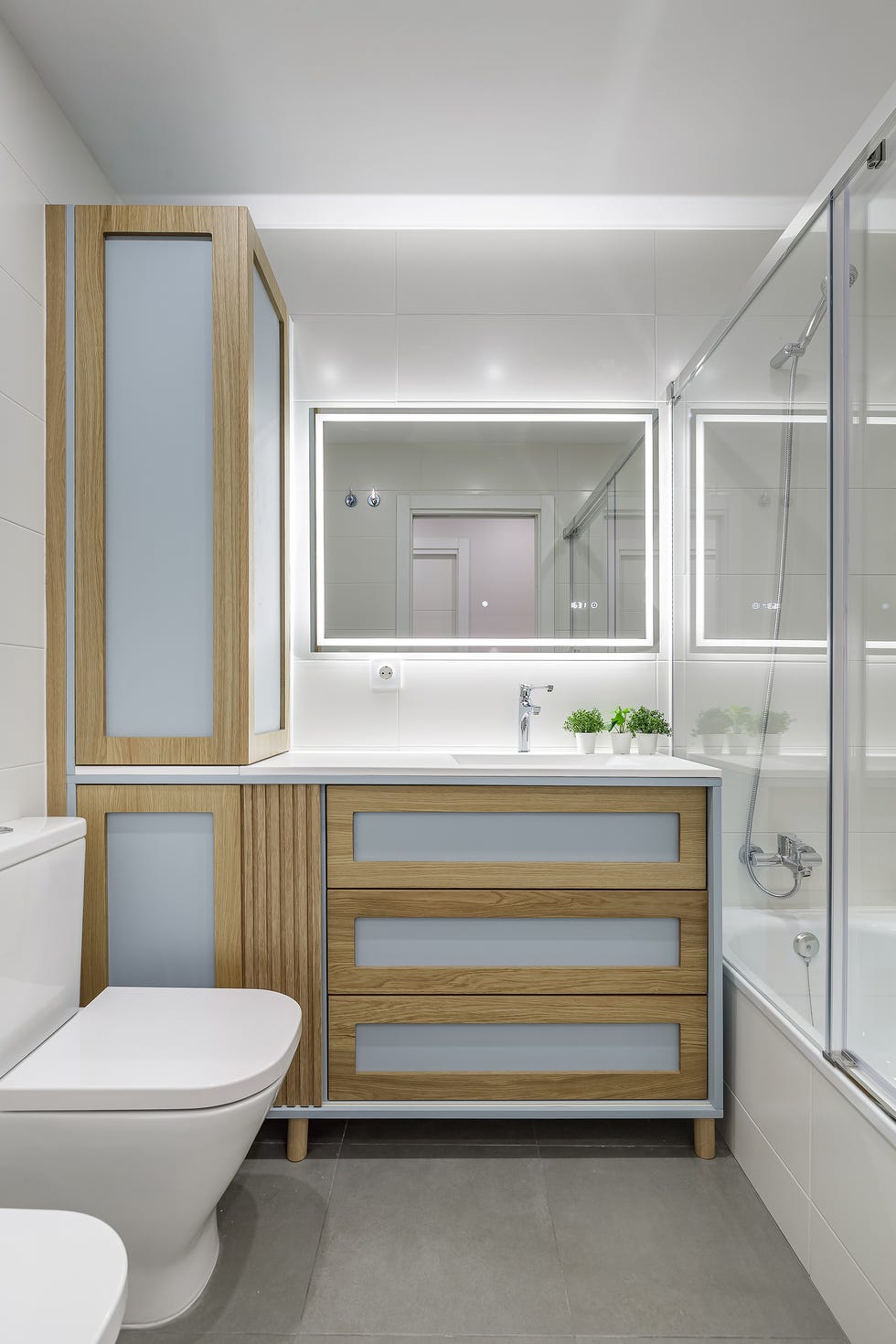 mueble de baño en madera y color azul