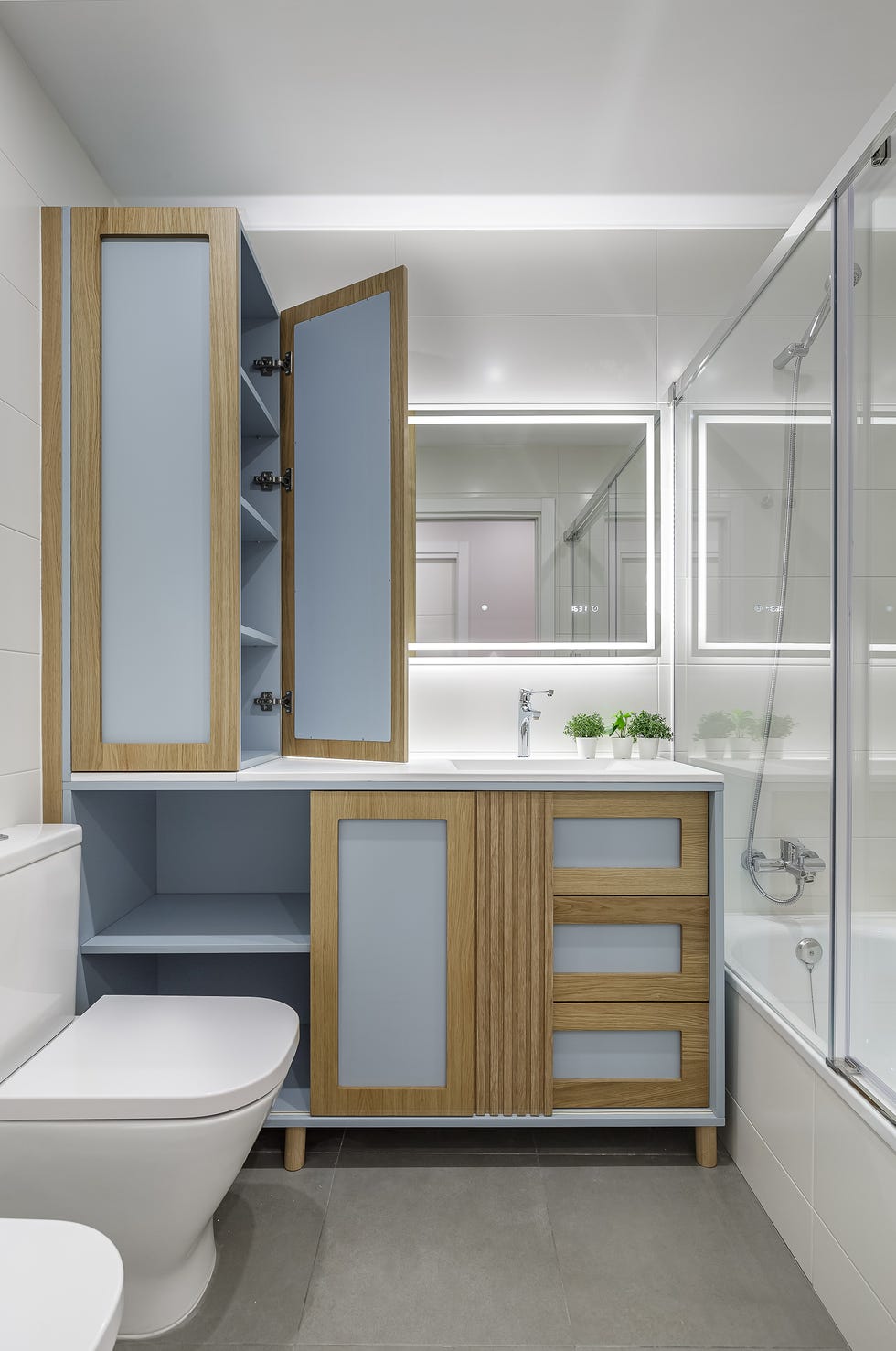 mueble de baño en madera y color azul