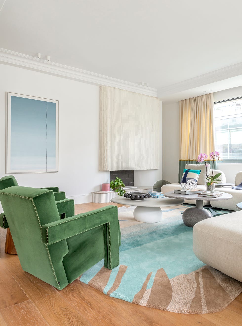 salón con muebles de diseño de colores