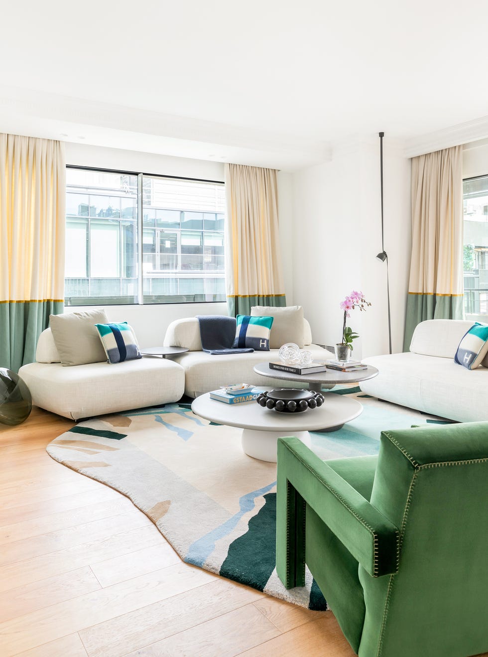 salón con muebles de diseño de colores