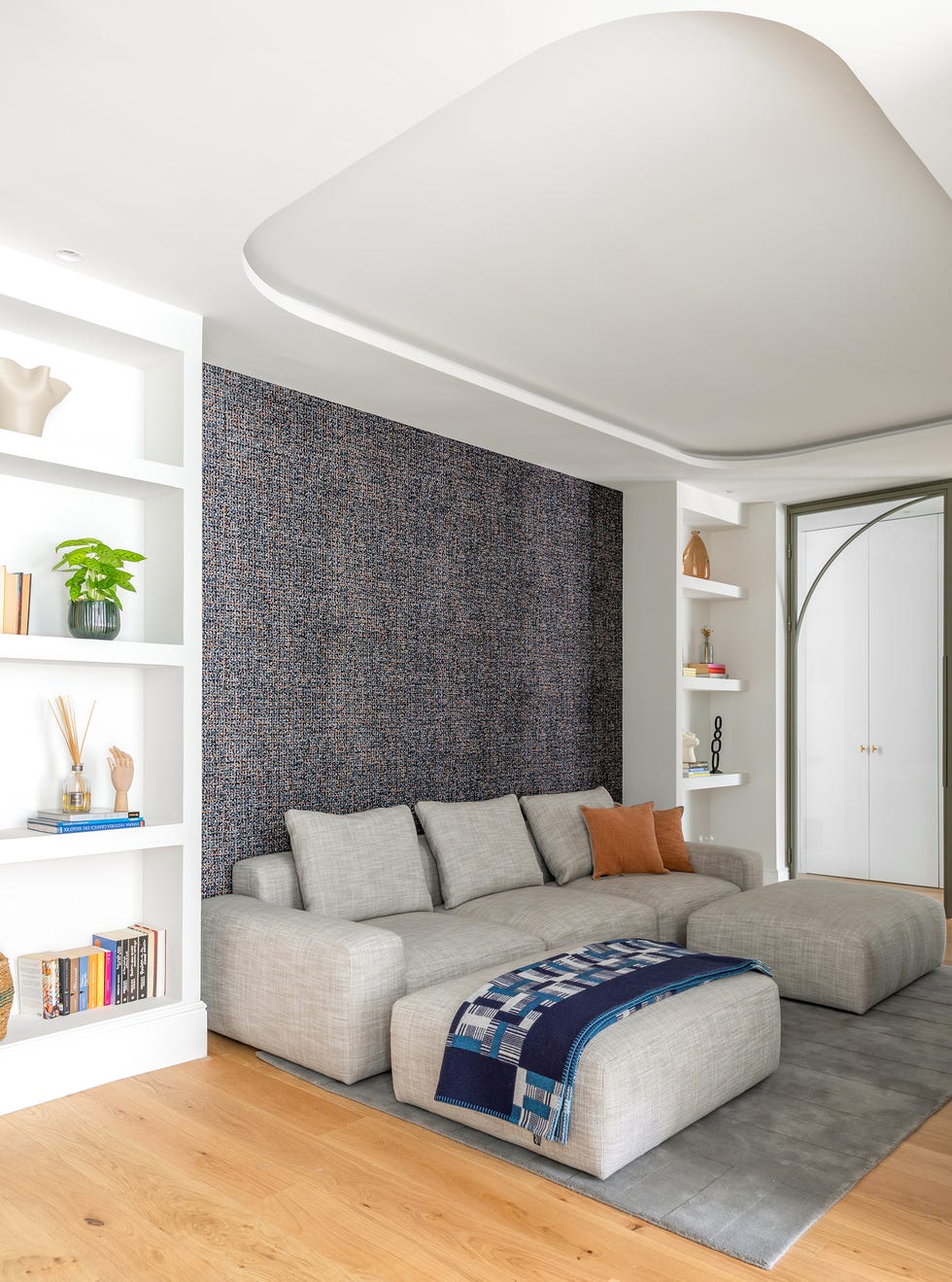 sala de estar con sofá y reposapiés en color beige