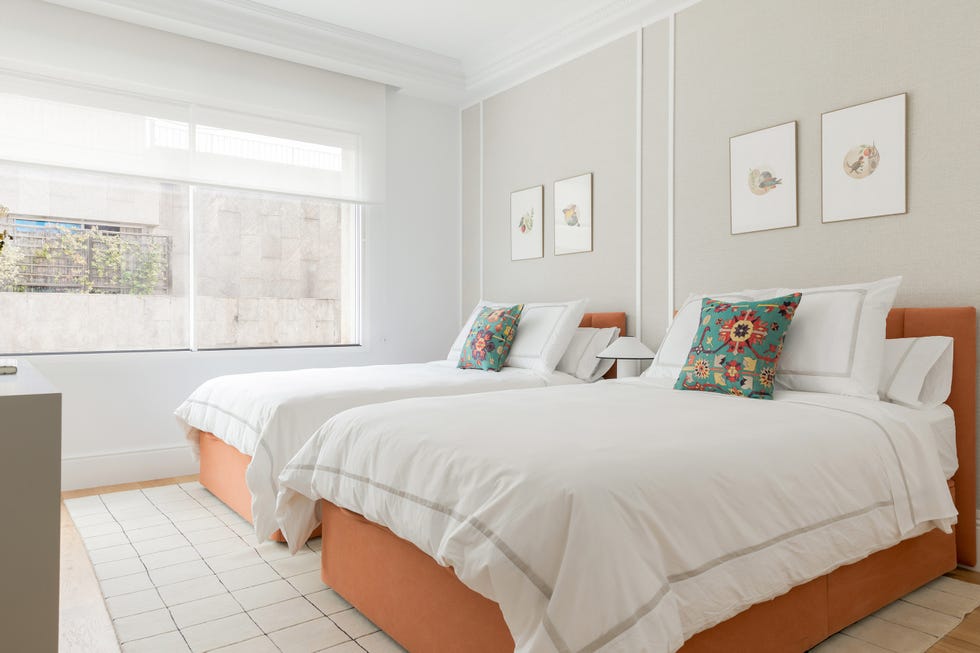 dormitorio con dos camas de color naranja