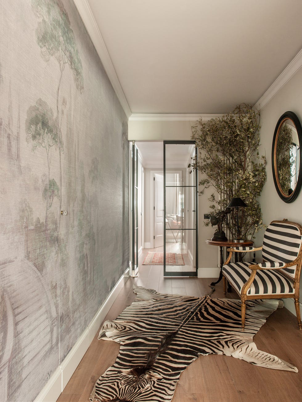 piso con muebles de anticuario