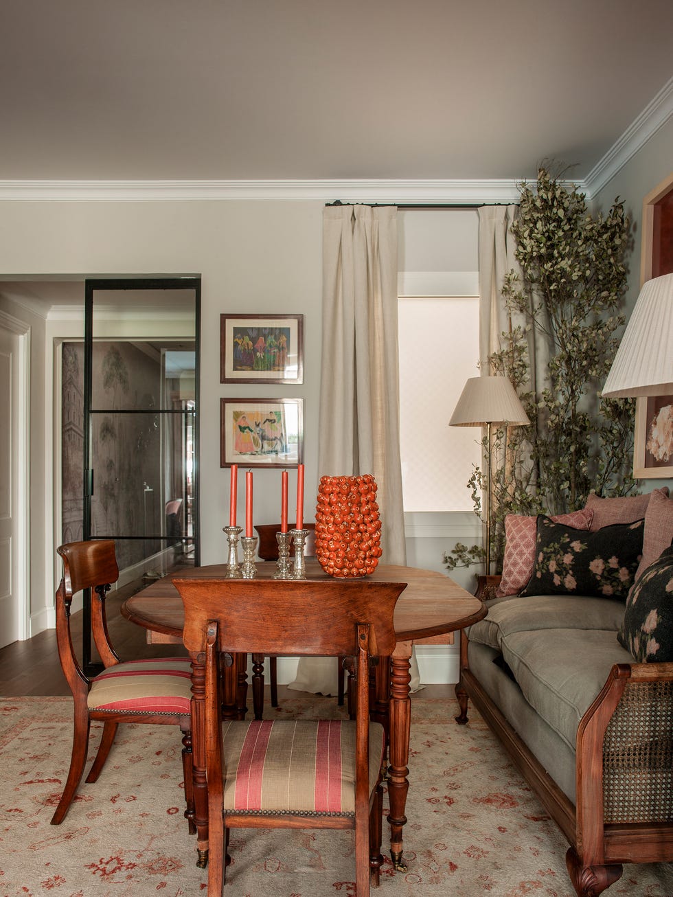 piso con muebles de anticuario