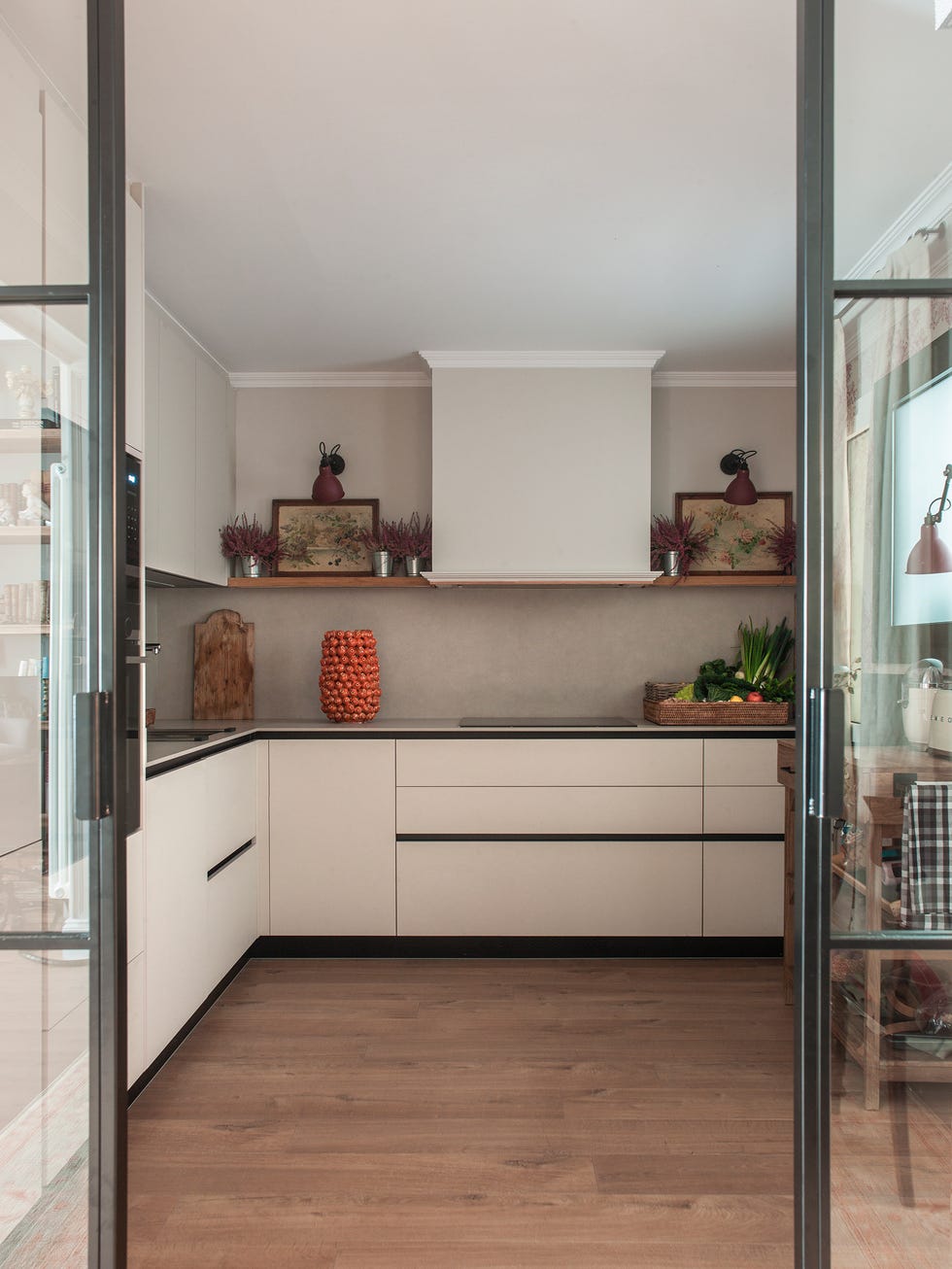 piso con muebles de anticuario