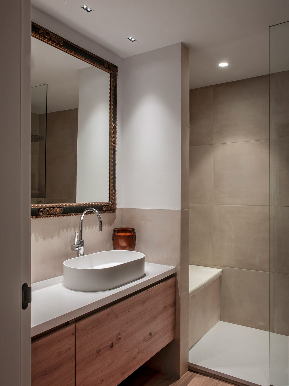 piso con muebles de anticuario