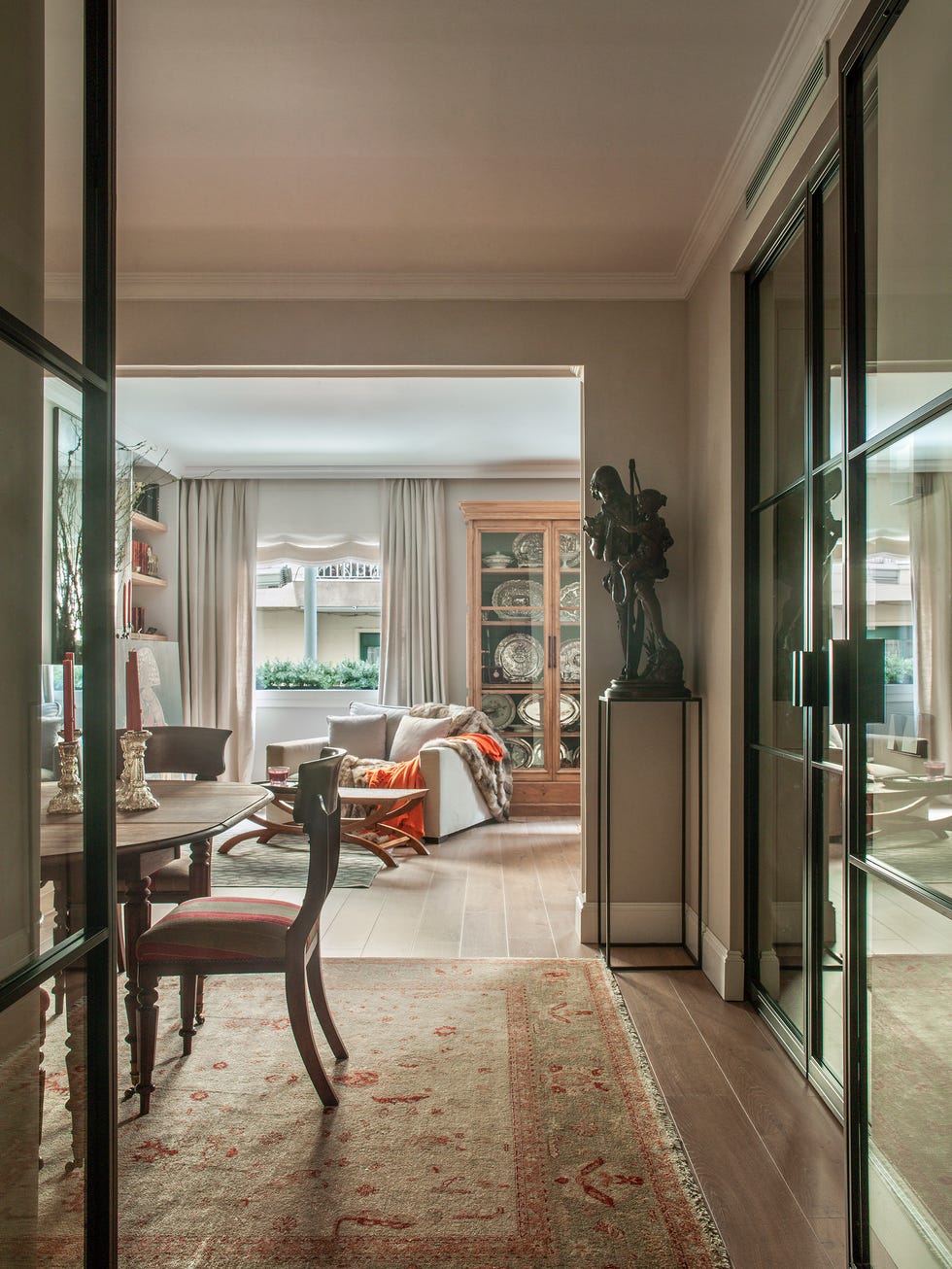 piso con muebles de anticuario