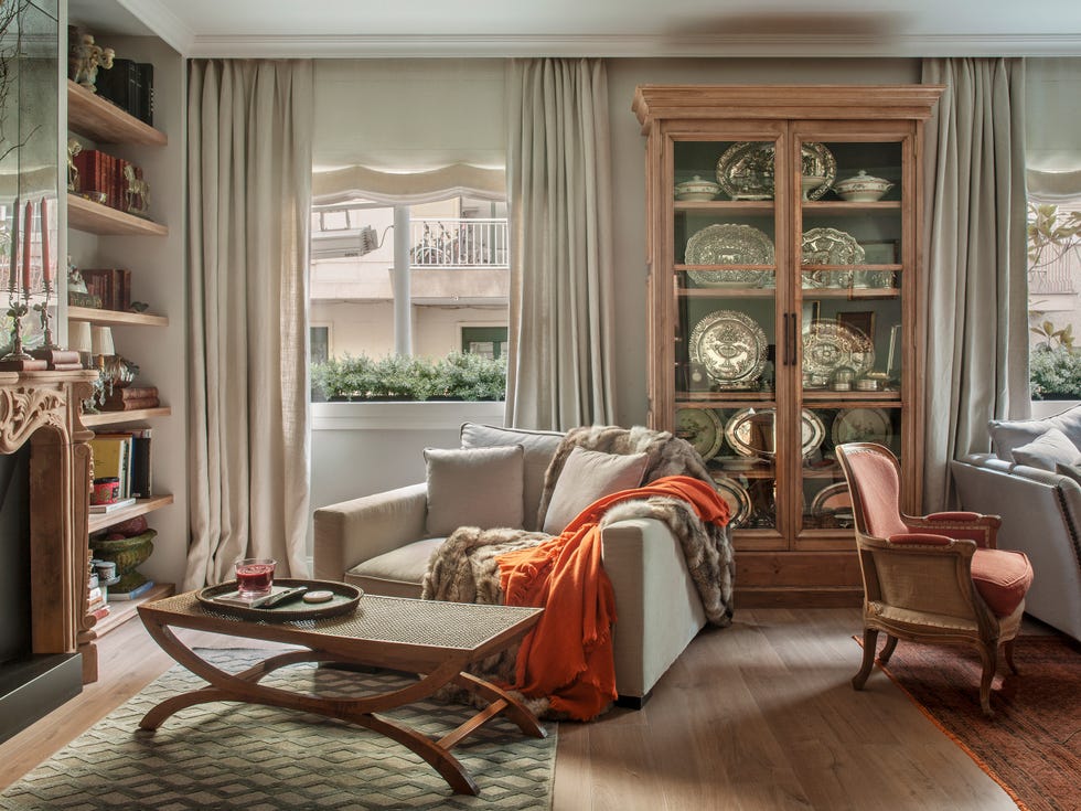 piso con muebles de anticuario