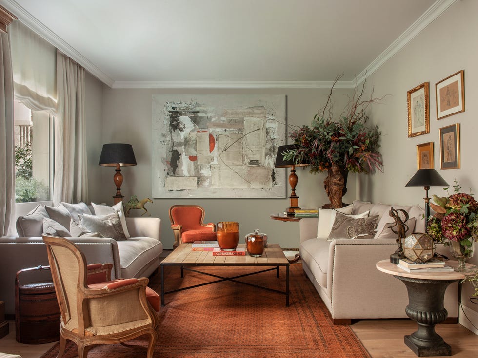 piso con muebles de anticuario
