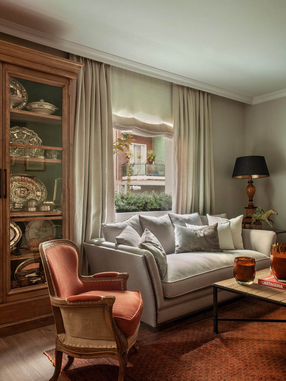 piso con muebles de anticuario