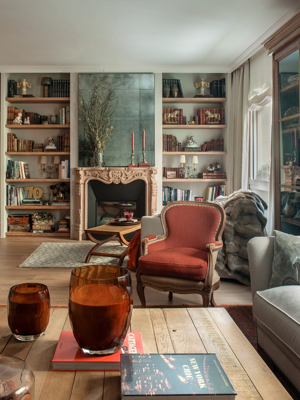piso con muebles de anticuario
