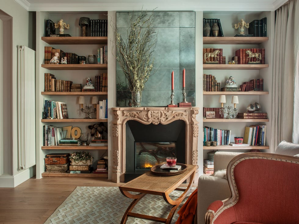 piso con muebles de anticuario