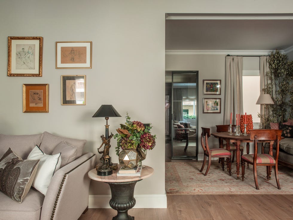 piso con muebles de anticuario