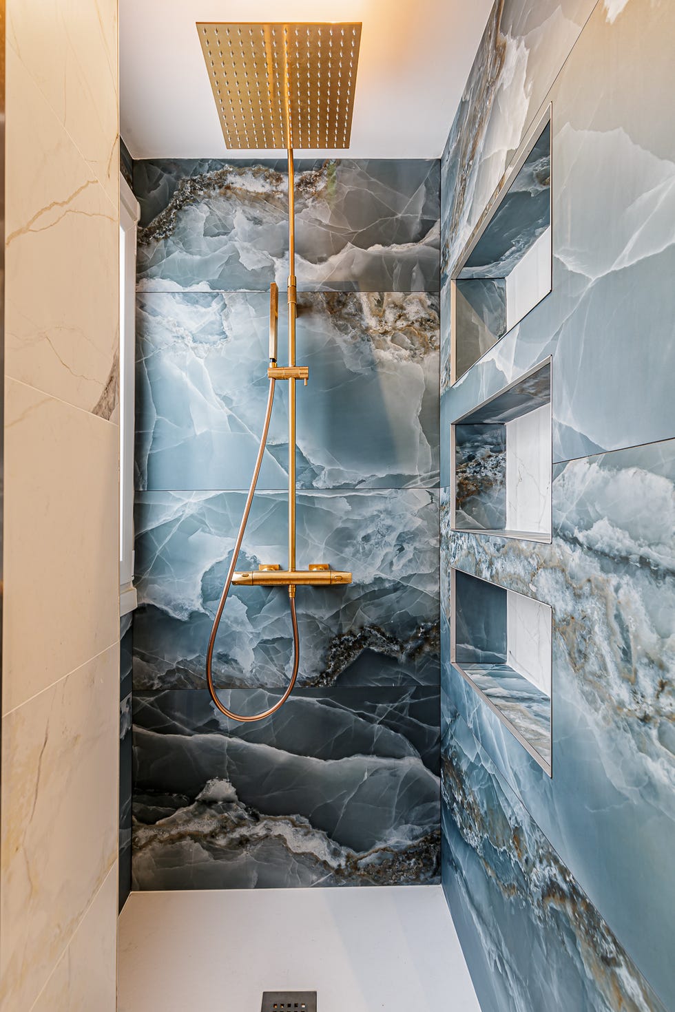 ducha con revestimiento de mármol azul