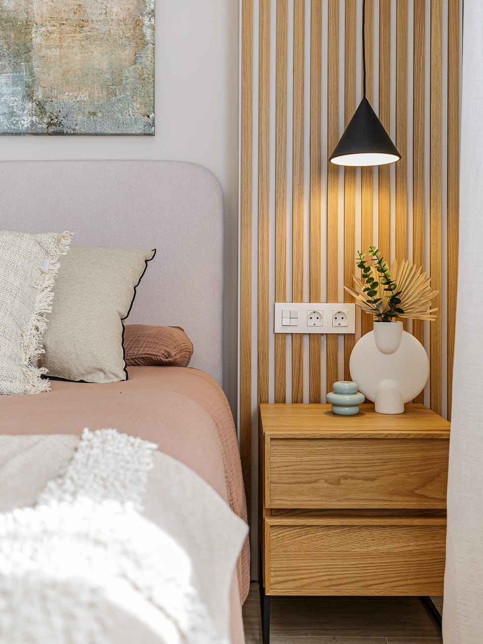 dormitorio con listones de madera