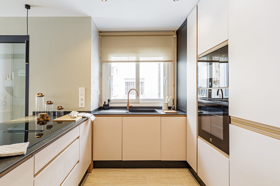 cocina en u con puertas blancas