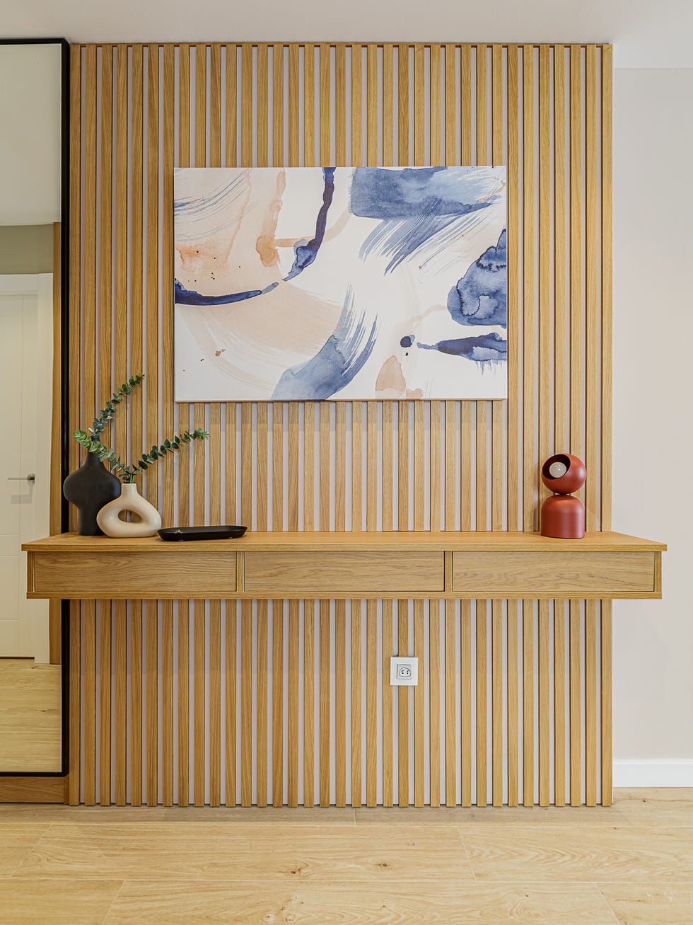 consola de madera y pared con listones