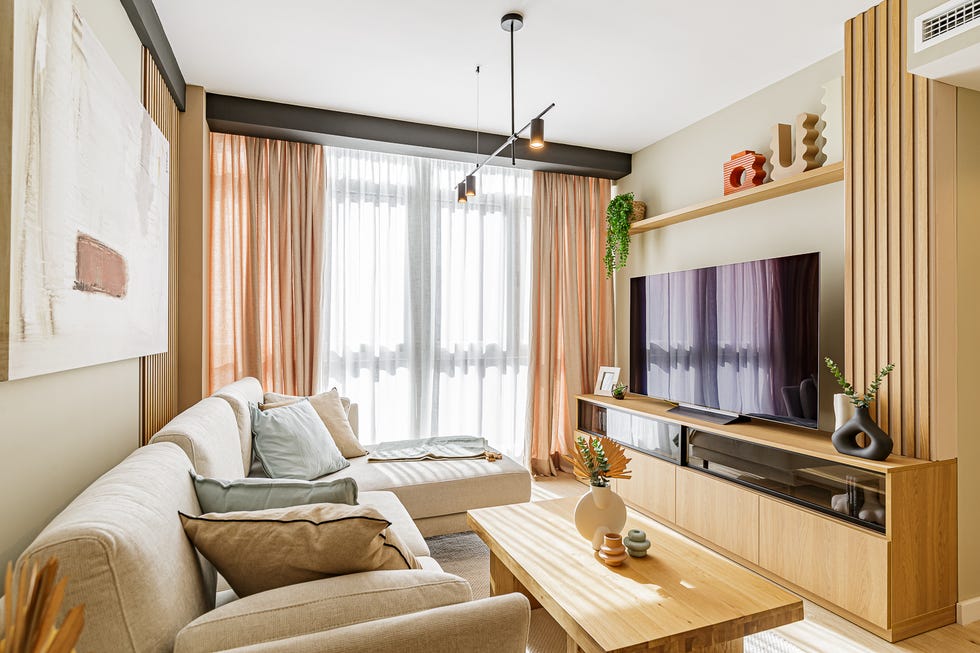 salón con sofá con chaise longue y mueble de tv de madera