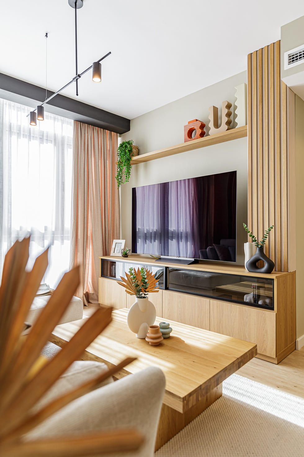 mueble de tv de madera y pared con listones