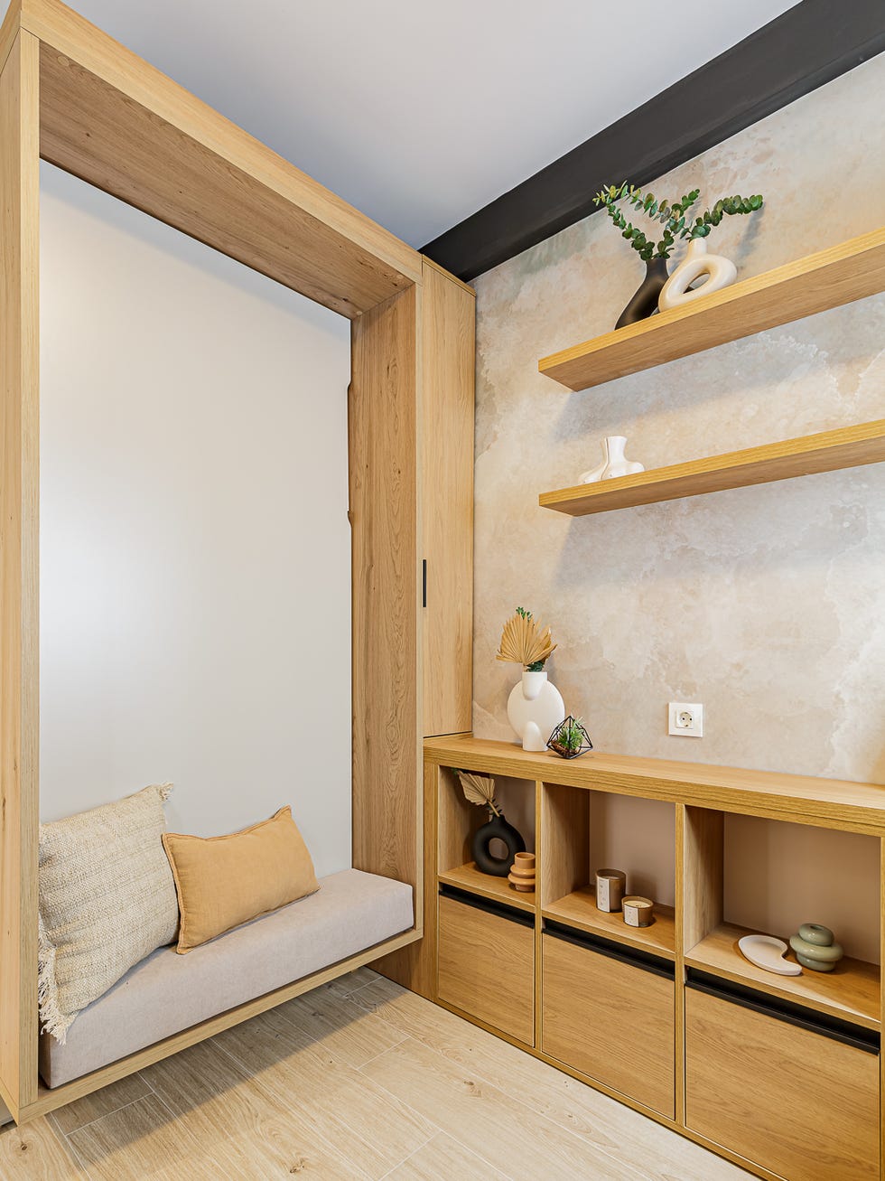 estantería baja de madera y cama abatible