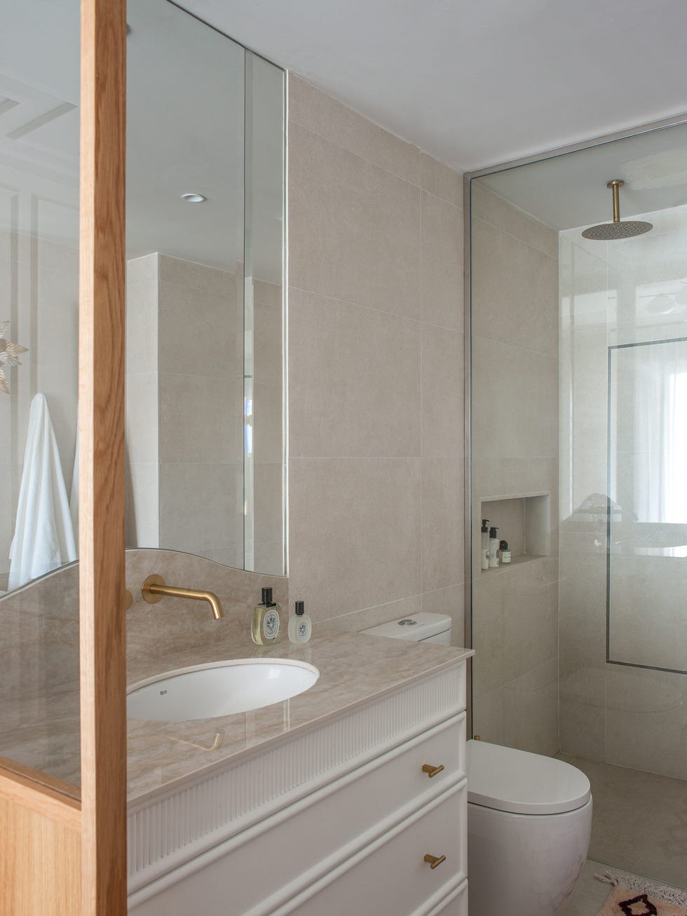 mueble de baño blanco con frente de palillería