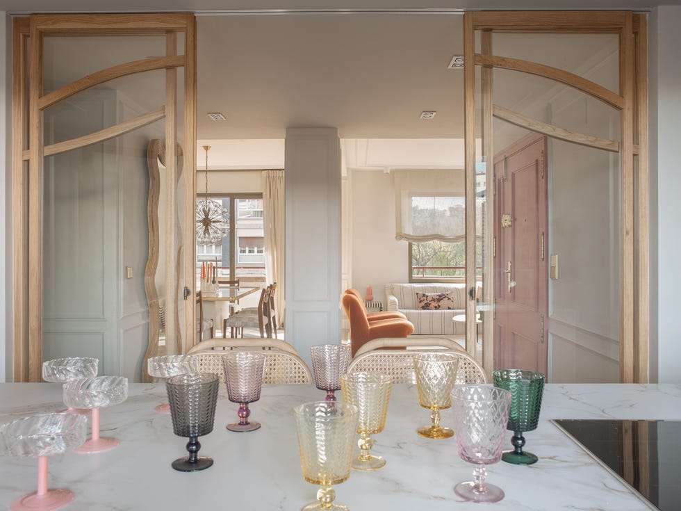 cocina con puertas correderas de cristal y madera