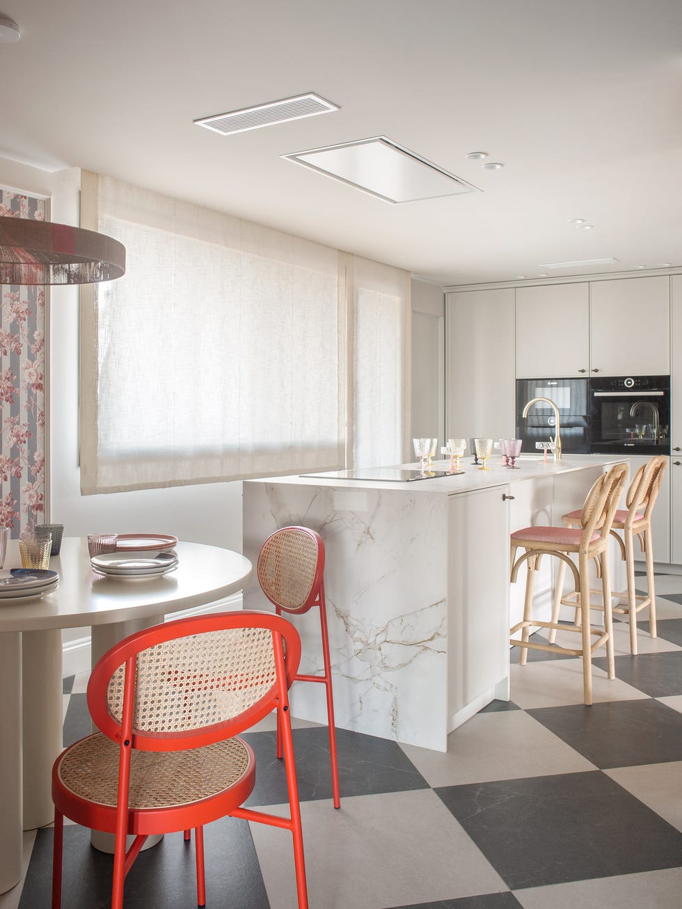 cocina con isla central y office