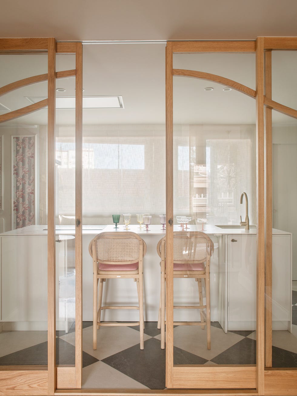cocina con puertas correderas de cristal y madera