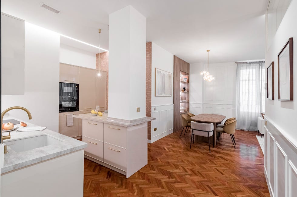 cocina abierta al salón comedor y decorada con molduras