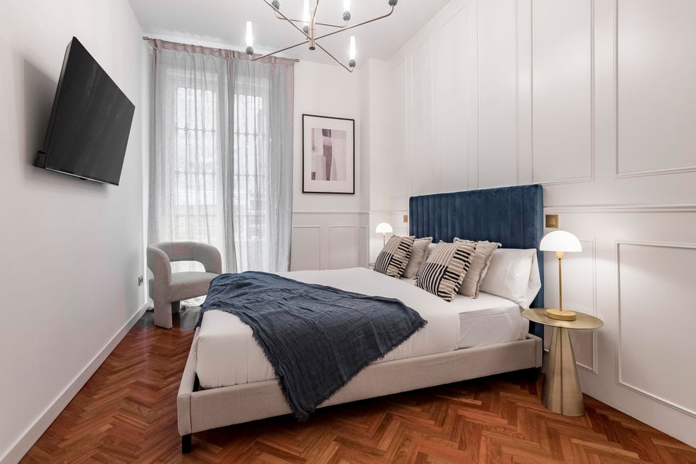 dormitorio con cabecero de terciopelo azul