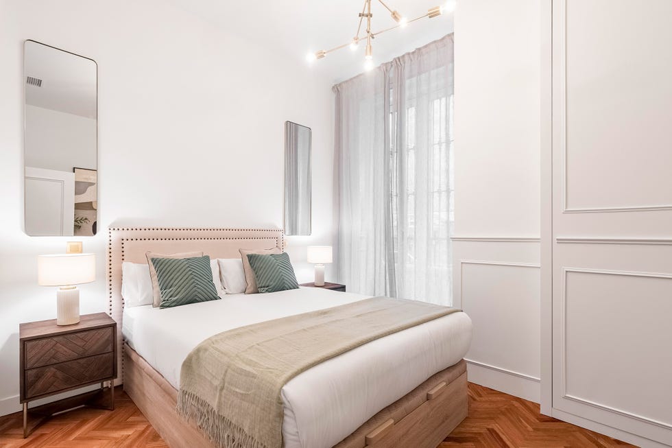 dormitorio decorado con molduras blancas