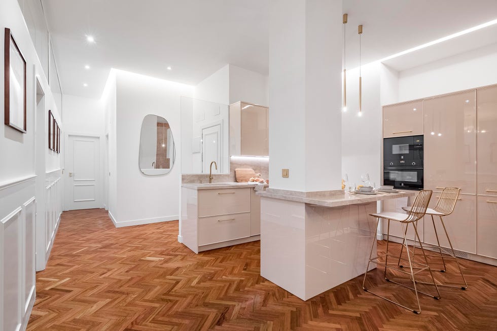 cocina abierta con muebles lacados en color topo