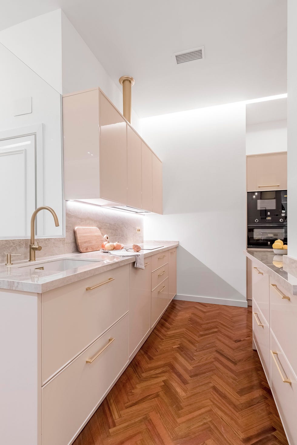 cocina abierta con muebles lacados en color topo