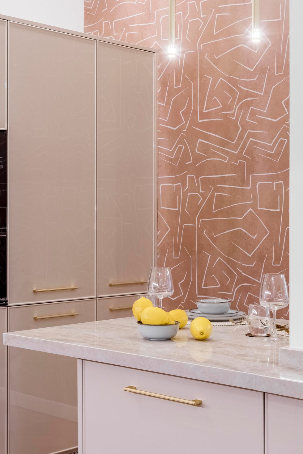 cocina con azulejos con dibujos geométricos