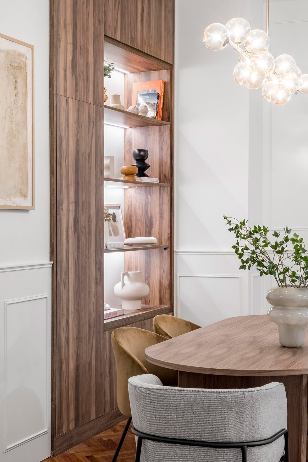 estantería de madera con iluminación led