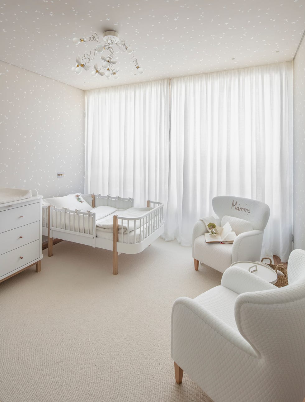habitación de bebé en blanco