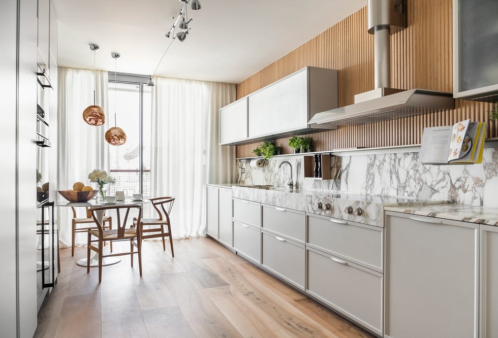 cocina con office, encimera de mármol y frente de madera