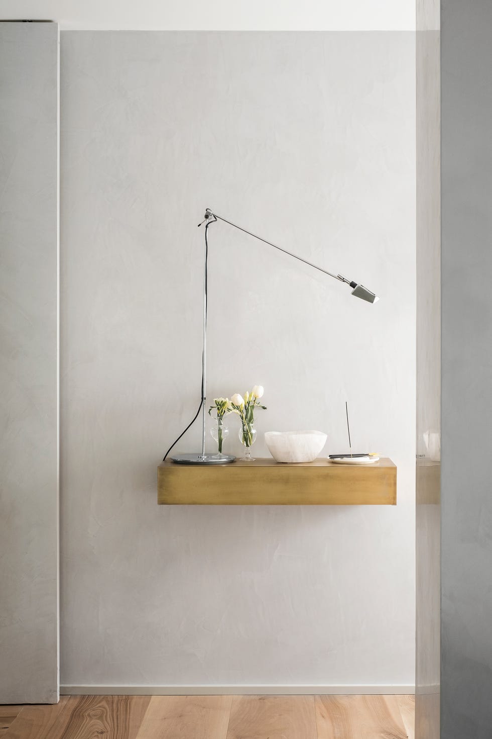 mueble de recibidor de latón suspendido