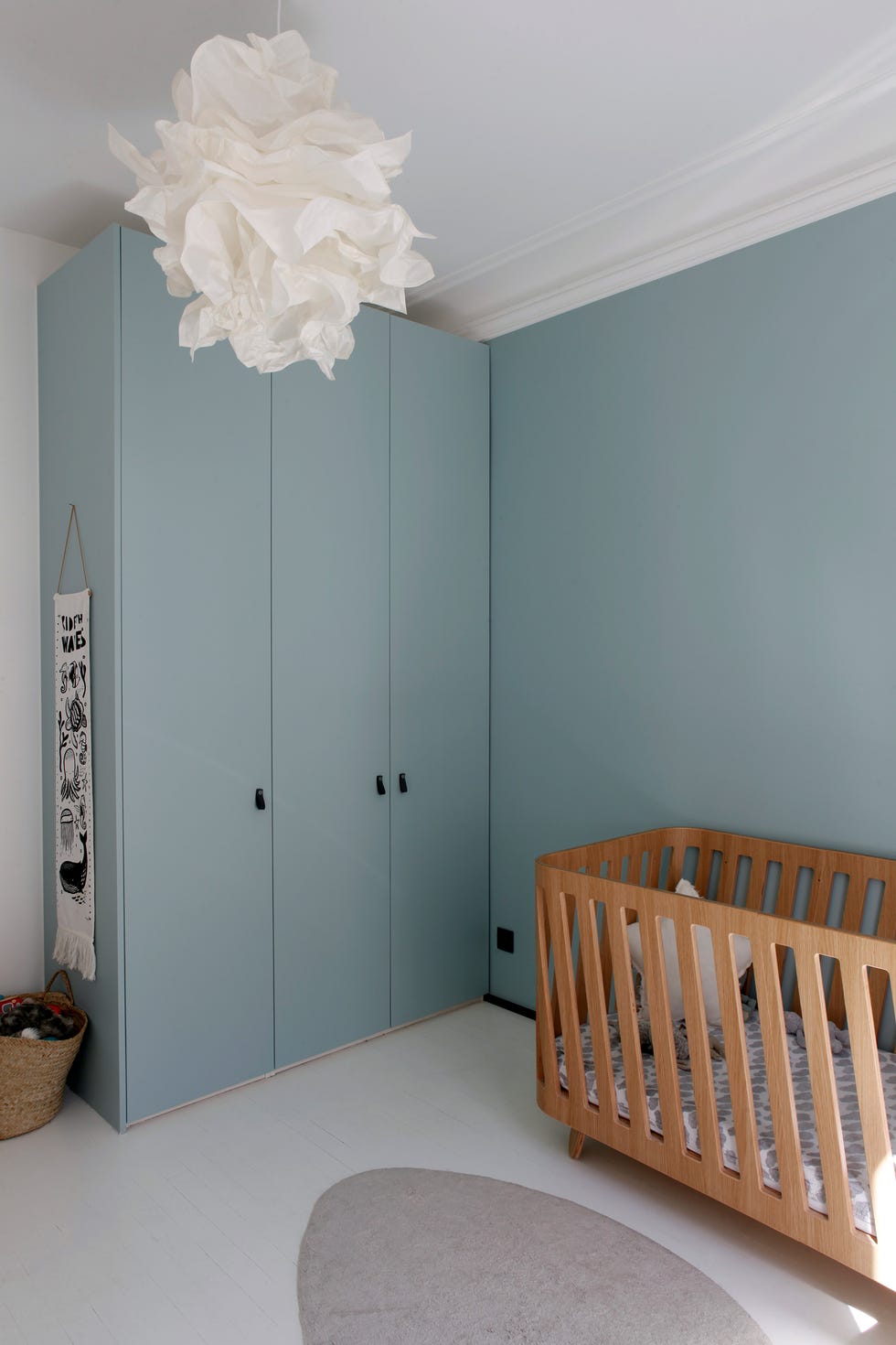habitación infantil con armario y pared en azul empolvado