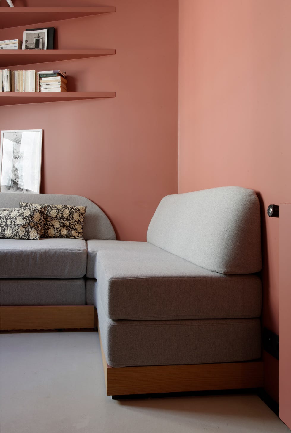 sofá modular gris y paredes terracota