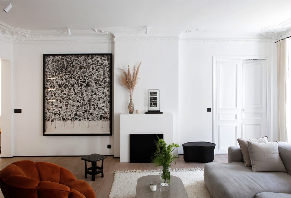 salón con chimenea y molduras