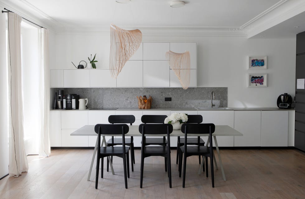cocina blanca con mesa de comedor