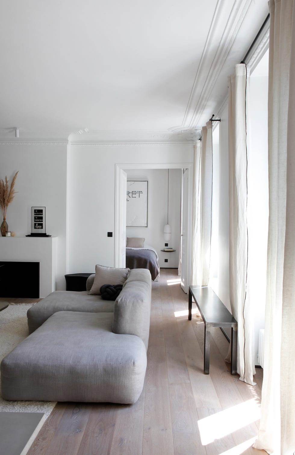 salón con molduras y sofá modular