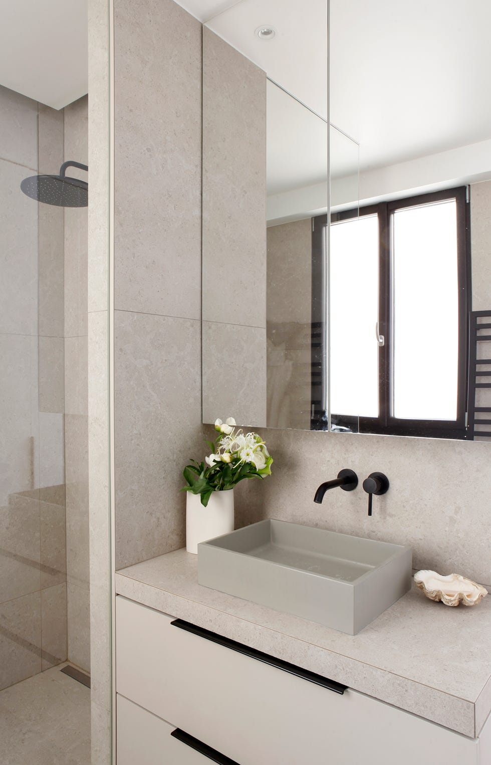 mueble de baño en color topo con revestimiento de piedra
