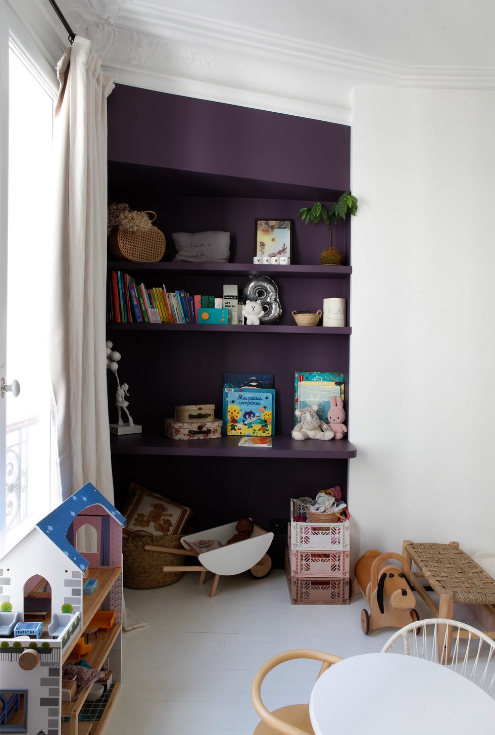 habitación infantil con estantería morada