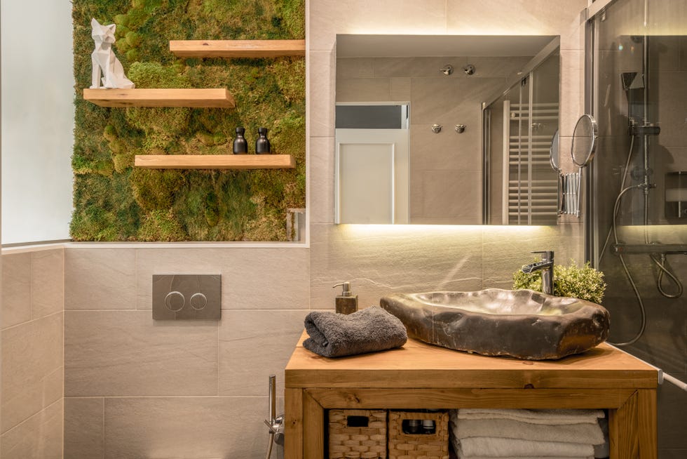 baño con jardín vertical