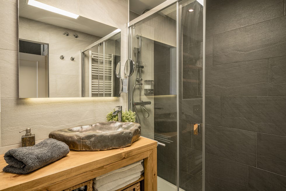 baño con jardín vertical
