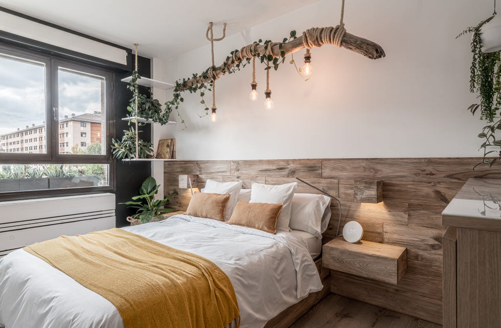 dormitorio con cabecero de madera a medida y plantas